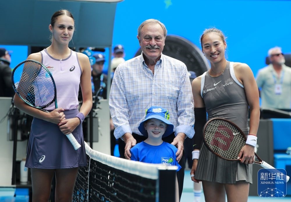 ↑鄭欽文（右）、托多尼（左）在比賽前與澳大利亞網球名將約翰·紐康姆合影。新華社記者 馬平 攝