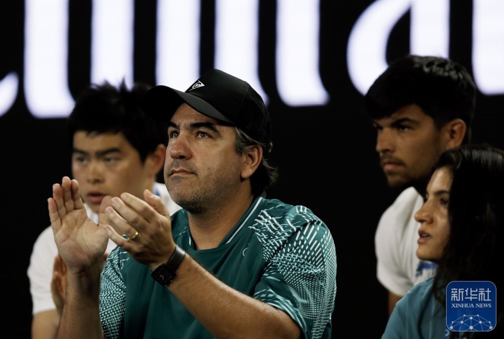 ↑鄭欽文的教練丹特·博蒂尼（中）在場邊觀賽。新華社記者 馬平 攝