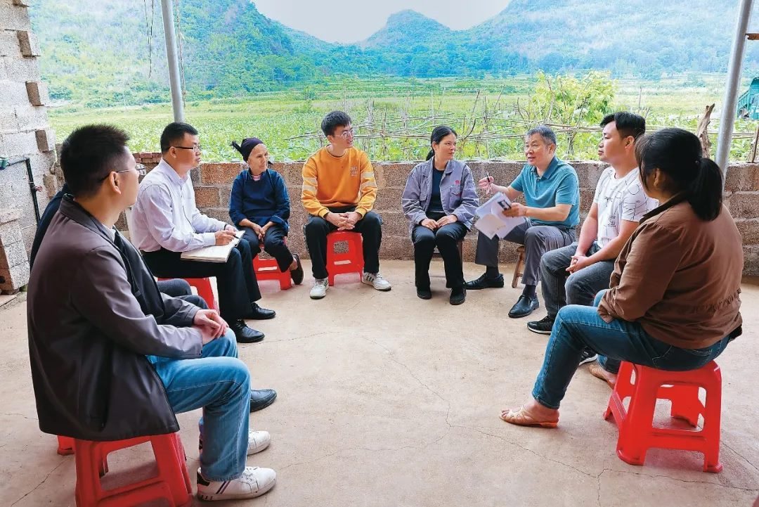 △法學(xué)會(huì)法律咨詢專家等入戶走訪、調(diào)解糾紛。