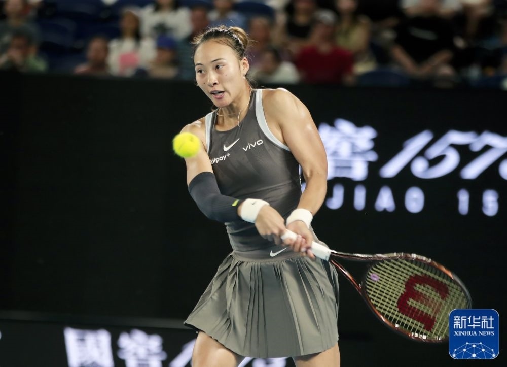 ↑鄭欽文在比賽中回球。新華社記者 馬平 攝