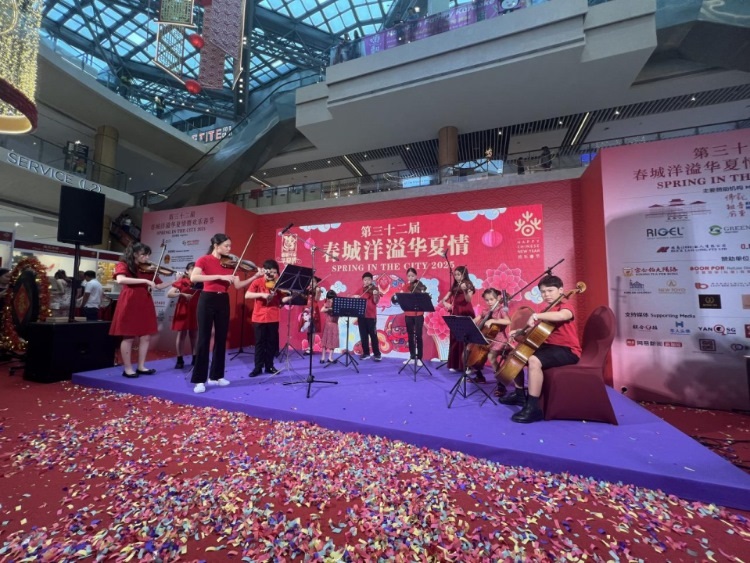 來自中國和新加坡的藝術團體聯(lián)袂表演了歌舞、器樂、武術、雜技等多種形式的文藝節(jié)目。活動主辦方供圖