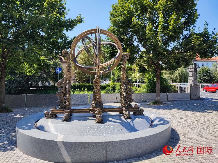 位于盧布爾雅那古城中心河畔的中斯友好紀(jì)念碑。人民網(wǎng)記者 謝亞宏攝