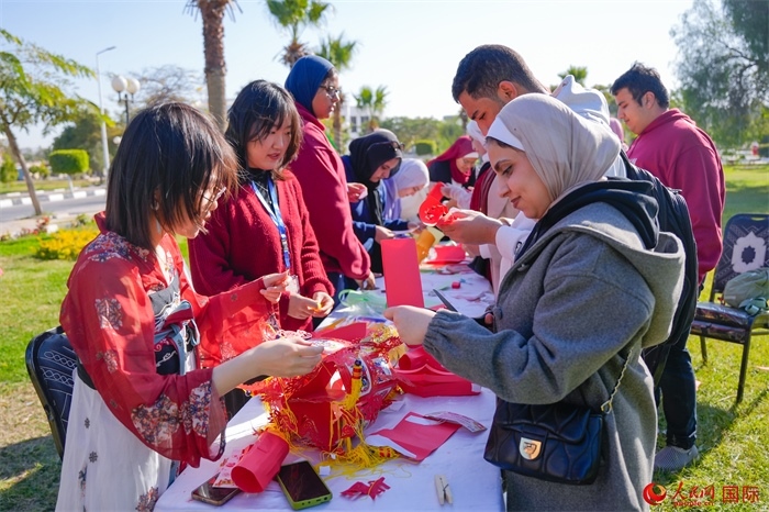 學(xué)生們踴躍參與中國文化體驗(yàn)活動(dòng)。人民網(wǎng) 塔里克·易卜拉欣攝