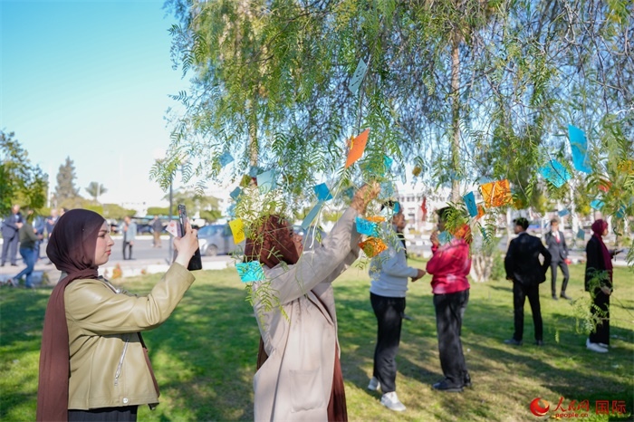 學(xué)生們踴躍參與中國文化體驗(yàn)活動(dòng)。人民網(wǎng) 塔里克·易卜拉欣攝