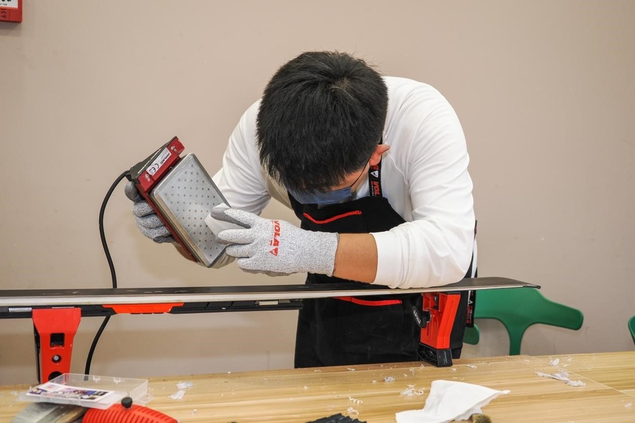 米嘉軒正在給雪板打蠟。受訪者供圖