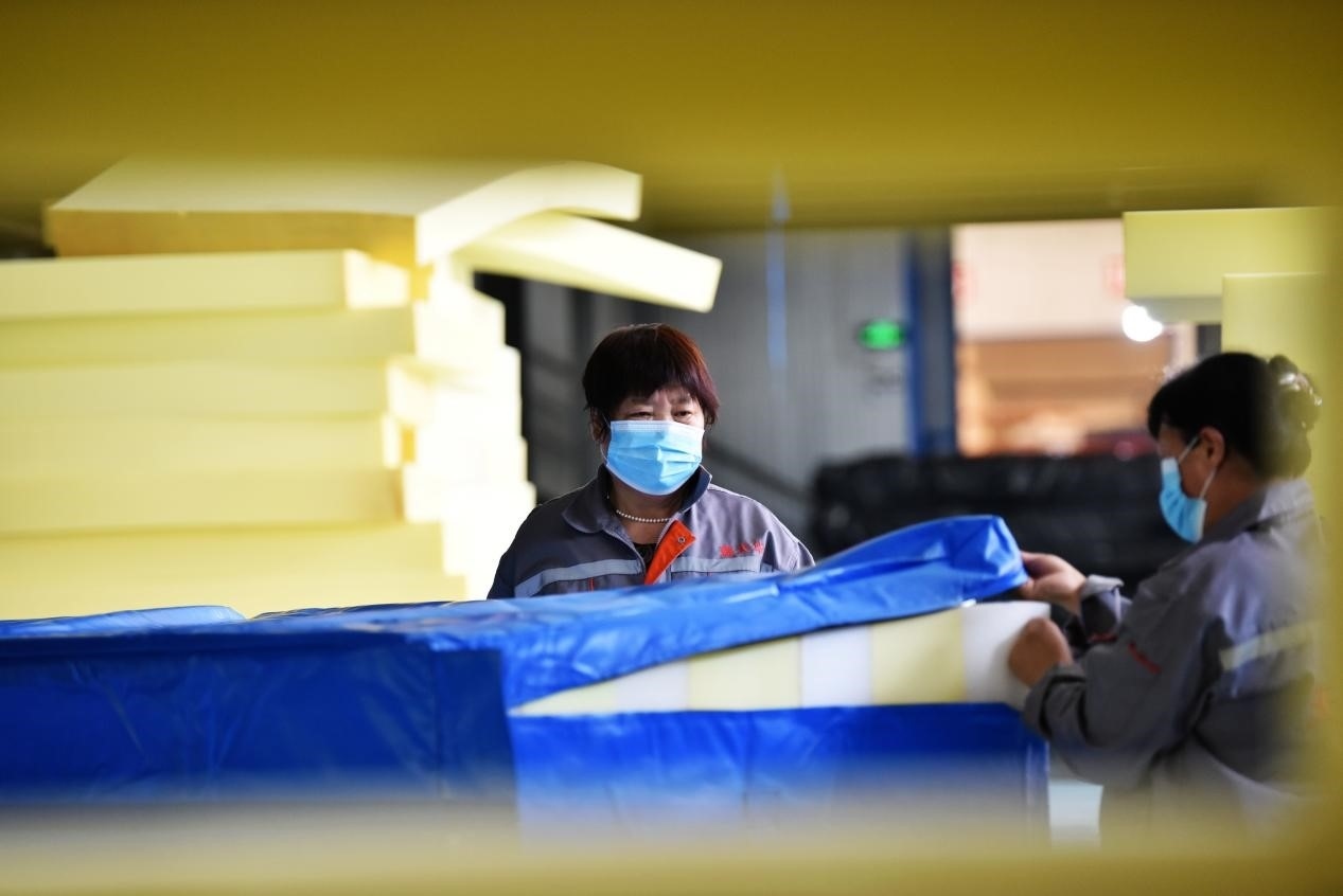 定州市某公司生產(chǎn)的短道速滑防護墊、速度滑冰防護墊、雪上防護墊等產(chǎn)品。白永民攝