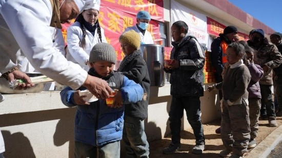 1月14日，廚師們正在給前來用餐的小朋友們打飯。新華社記者 邱星翔 攝