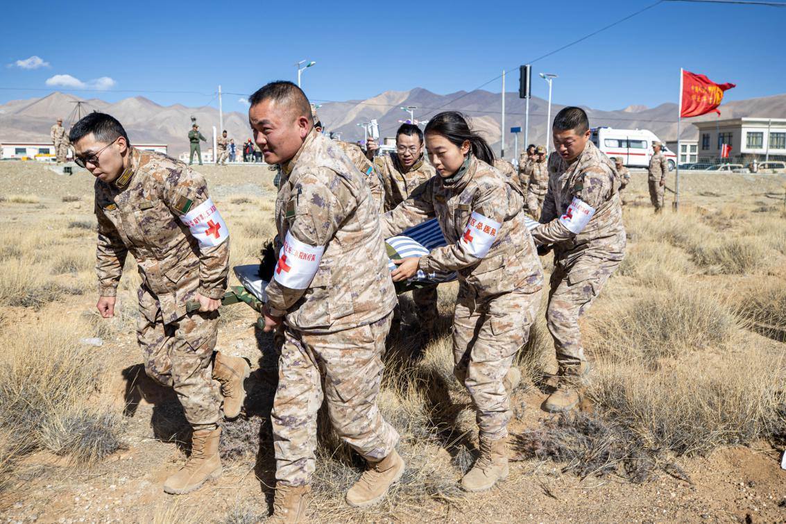 1月9日，日喀則定日縣長所鄉(xiāng)，西藏軍區(qū)總醫(yī)院醫(yī)療隊隊員將受傷村民用擔架從救護車準備抬上直升機，轉運至拉薩的西藏軍區(qū)總醫(yī)院救治。人民日報記者張武軍攝