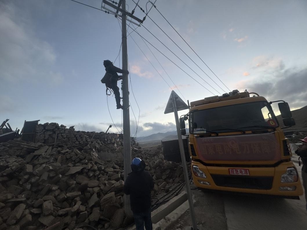 1月10日，定日縣長所鄉(xiāng)，國家電網西藏電力員工正在搶修災區(qū)受損線路。人民日報記者宋豪新攝