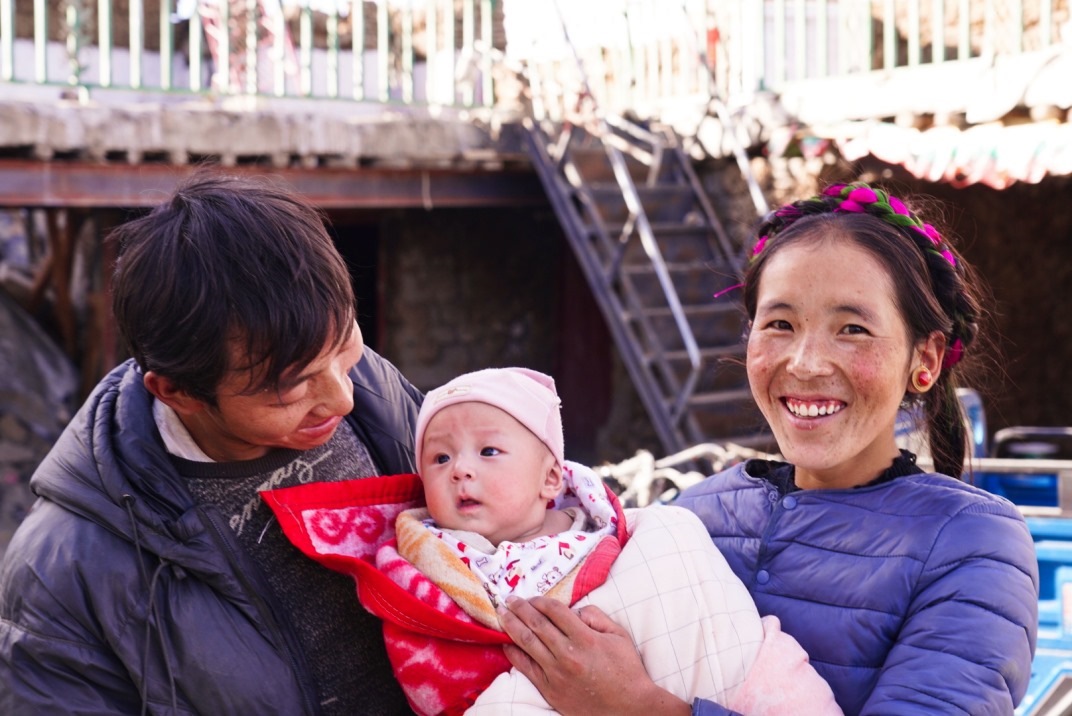 1月11日，在西藏日喀則市人民醫(yī)院，受災群眾抱著自己在地震中受傷的孩子康復出院。人民日報記者徐馭堯攝