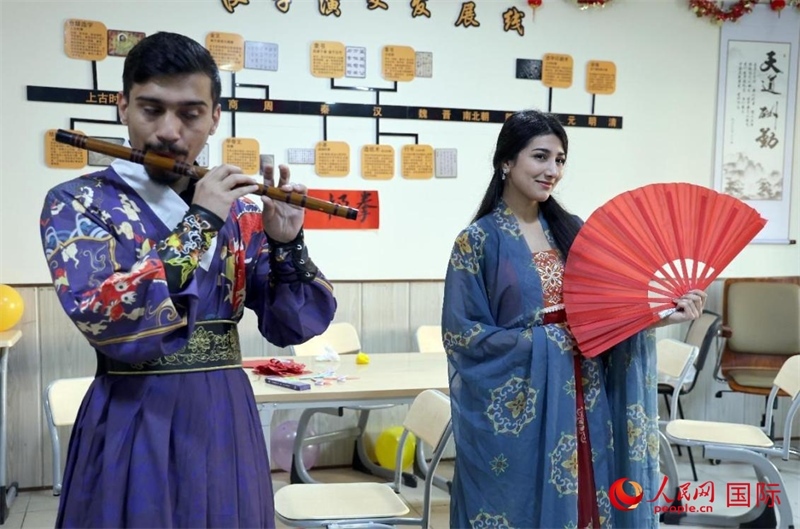 薩拉赫丁大學(xué)中文系學(xué)生們展示才藝。人民網(wǎng)伊納斯·易卜拉欣攝