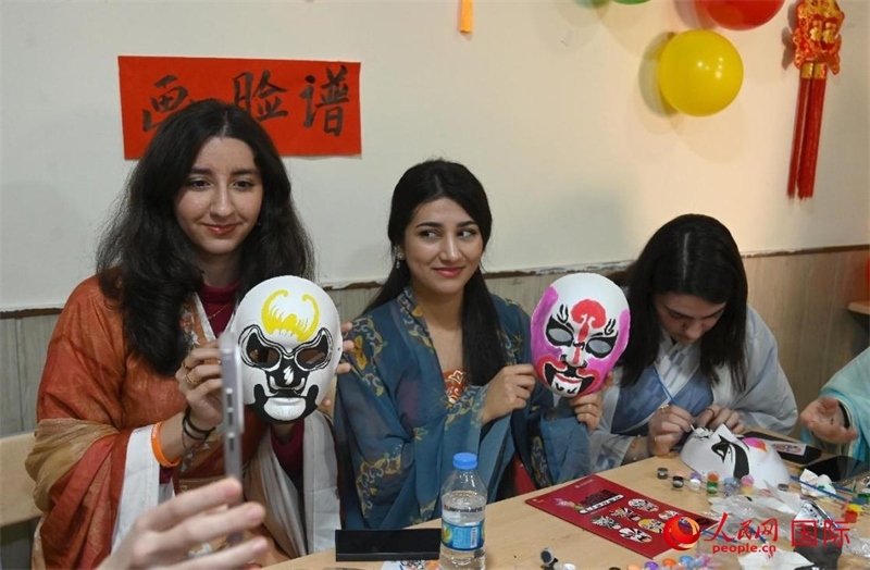 畫臉譜。人民網(wǎng)伊納斯·易卜拉欣攝