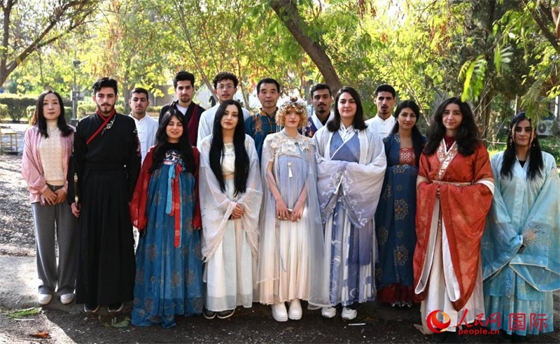 部分參加活動(dòng)的師生合影。人民網(wǎng)伊納斯·易卜拉欣攝