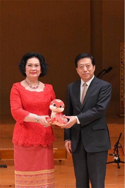 中國駐泰國大使韓志強(qiáng)與國際奧委會委員、泰國愛樂樂團(tuán)董事會主席坤仁帕塔瑪共同出席音樂會。主辦方供圖