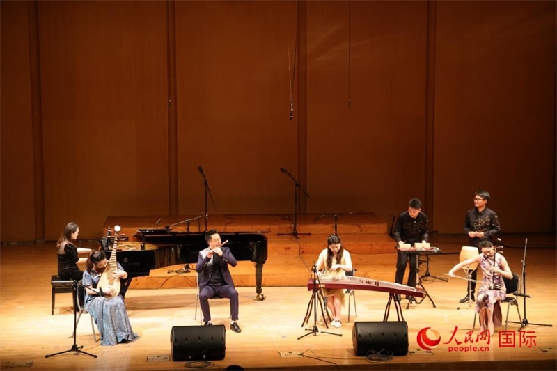 來自云南藝術(shù)學(xué)院的音樂家在演奏《金蛇狂舞》。人民網(wǎng)記者 楊一攝