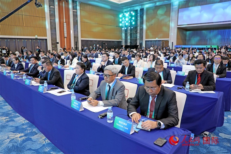 這是1月16日在南寧國際會展中心拍攝的“世界市長對話·南寧”活動現(xiàn)場。人民網(wǎng)記者 趙益普攝