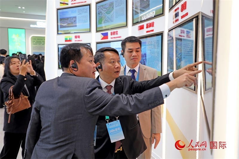 越南參會代表在南寧國際會展中心參觀。人民網(wǎng)記者 趙益普攝