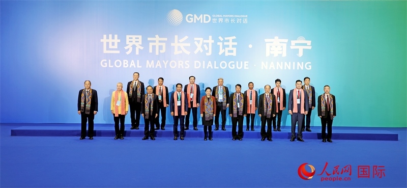 在南寧國際會展中心金桂花廳外，參加活動的中國和東盟國家市長合影留念。人民網(wǎng)記者 趙益普攝