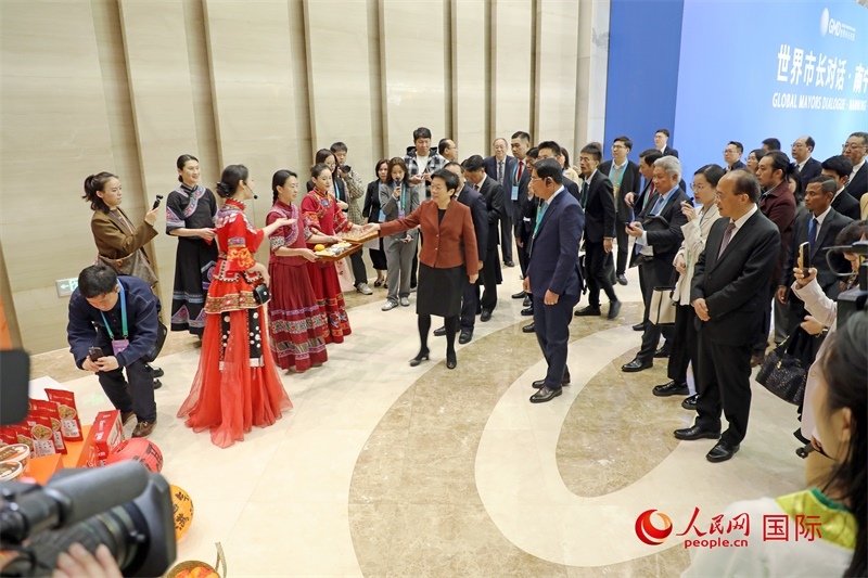 東盟國家市長聽取南寧特色茉莉花茶的講解。人民網(wǎng)記者 趙益普攝