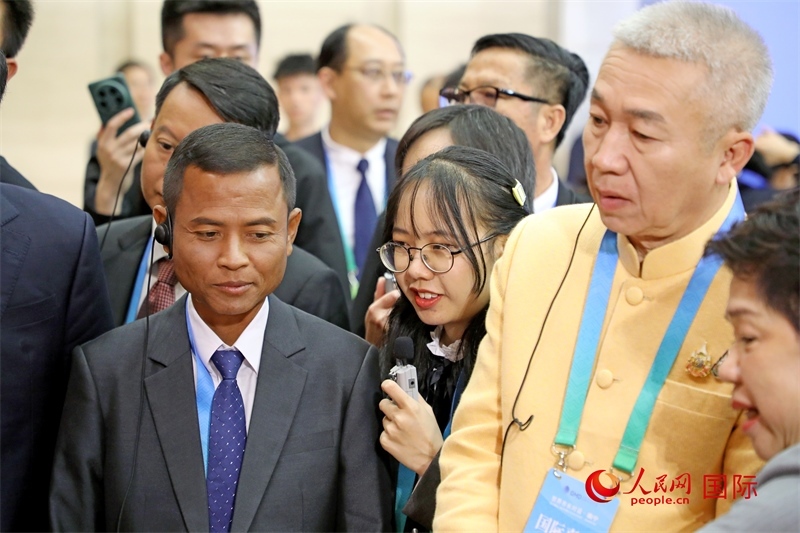 東盟國家市長在觀看、體驗(yàn)?zāi)蠈幏沁z展示。人民網(wǎng)記者 趙益普攝