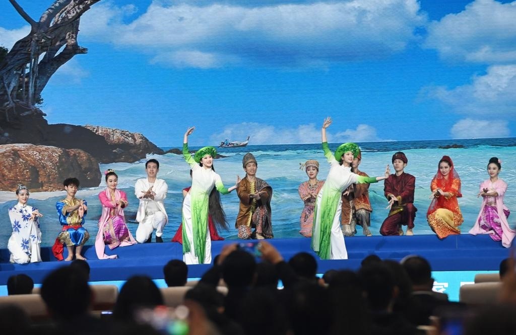 這是1月16日，在南寧國際會展中心，演員在“世界市長對話·南寧”活動間隙表演節(jié)目。新華社記者 陸波岸 攝