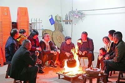 為討論蜜梨產(chǎn)業(yè)發(fā)展事宜，鸕鳥(niǎo)鎮(zhèn)開(kāi)展“圍爐夜話(huà)”。資料圖片