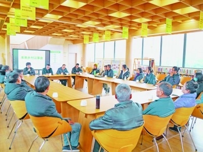 各種形式的民主協(xié)商議事會(huì)在余杭區(qū)落地生花。圖為黃湖鎮(zhèn)就共富工坊工作召開(kāi)未來(lái)鄉(xiāng)村議事會(huì)。資料圖片