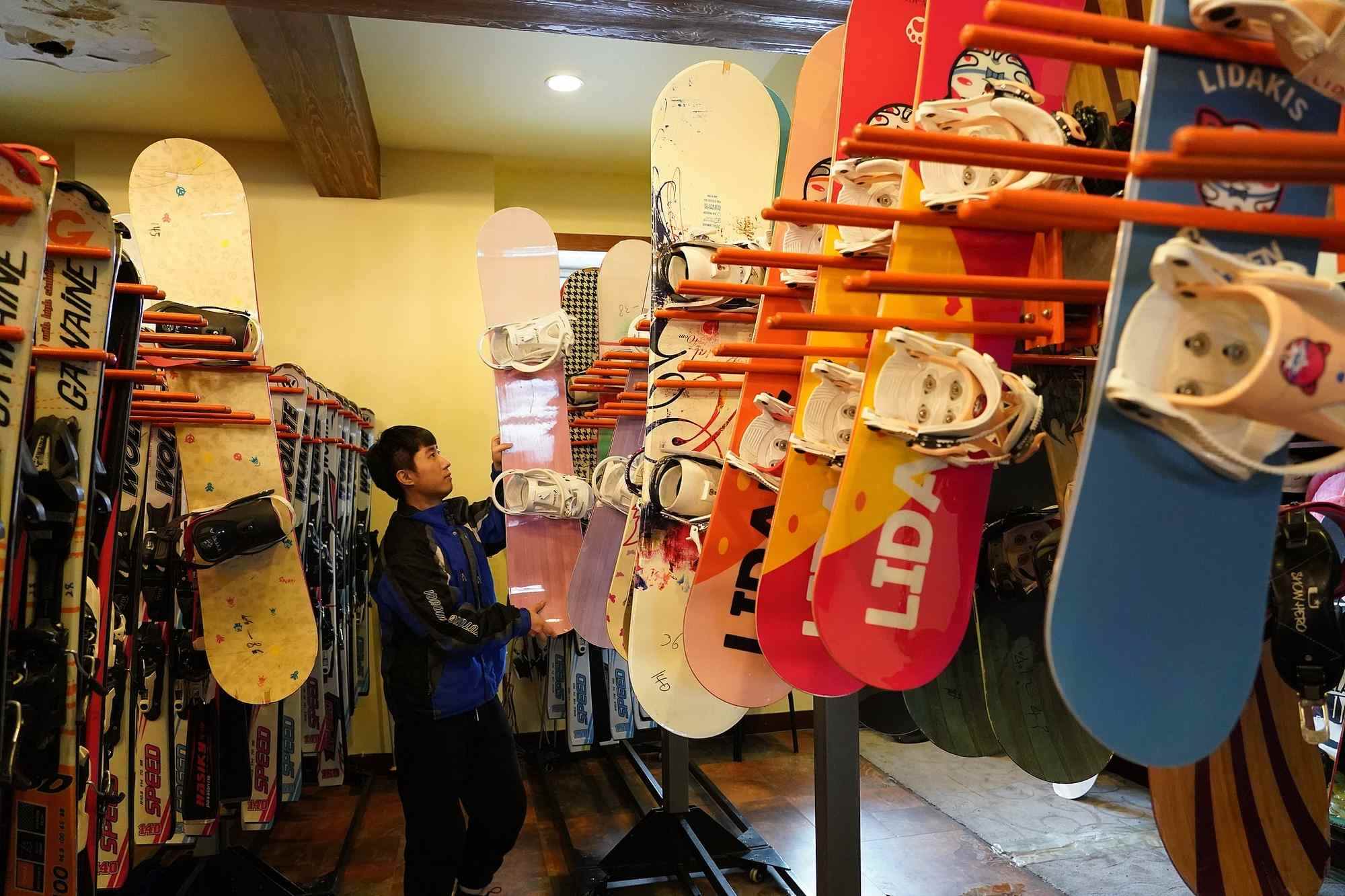 海拉爾滑雪場(chǎng)，工作人員在整理雪具