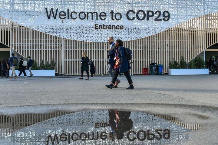 2024年11月15日，在阿塞拜疆首都巴庫，人們經(jīng)過聯(lián)合國氣候變化巴庫大會的會場。新華社記者 曹陽 攝