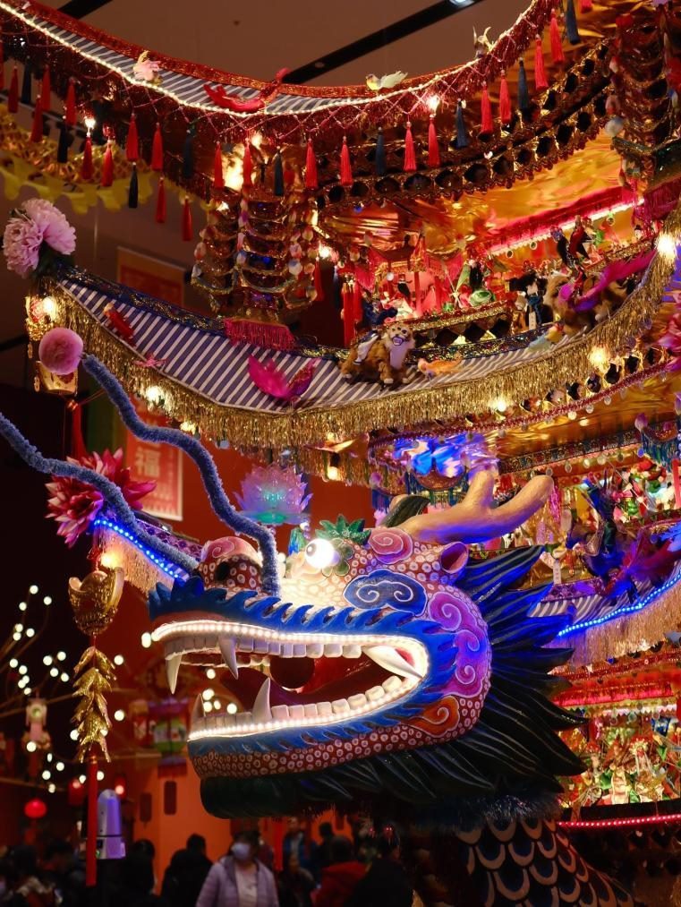 圖為“過年——春節(jié)主題展”中展出的浙江樂清首飾龍燈彩。