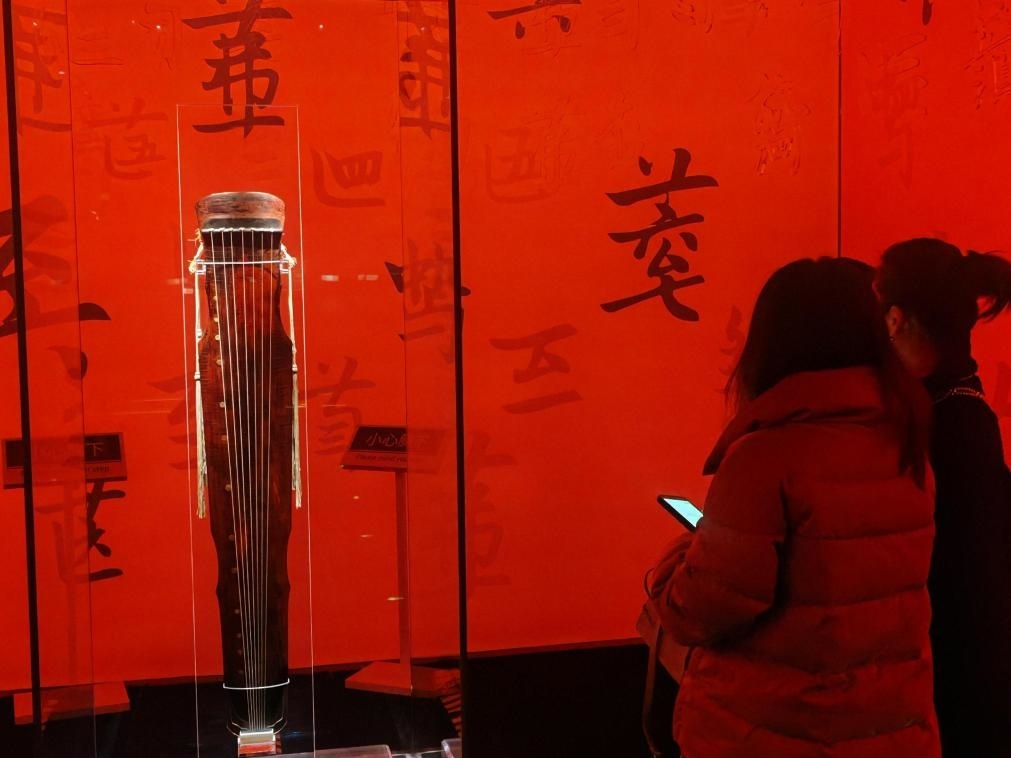 近日，在浙江省博物館之江館區(qū)，故宮博物館收藏的唐“大圣遺音”琴在“‘故宮·茶世界’觀茶——茶文化精品展”展出。新華社記者 馮源 攝