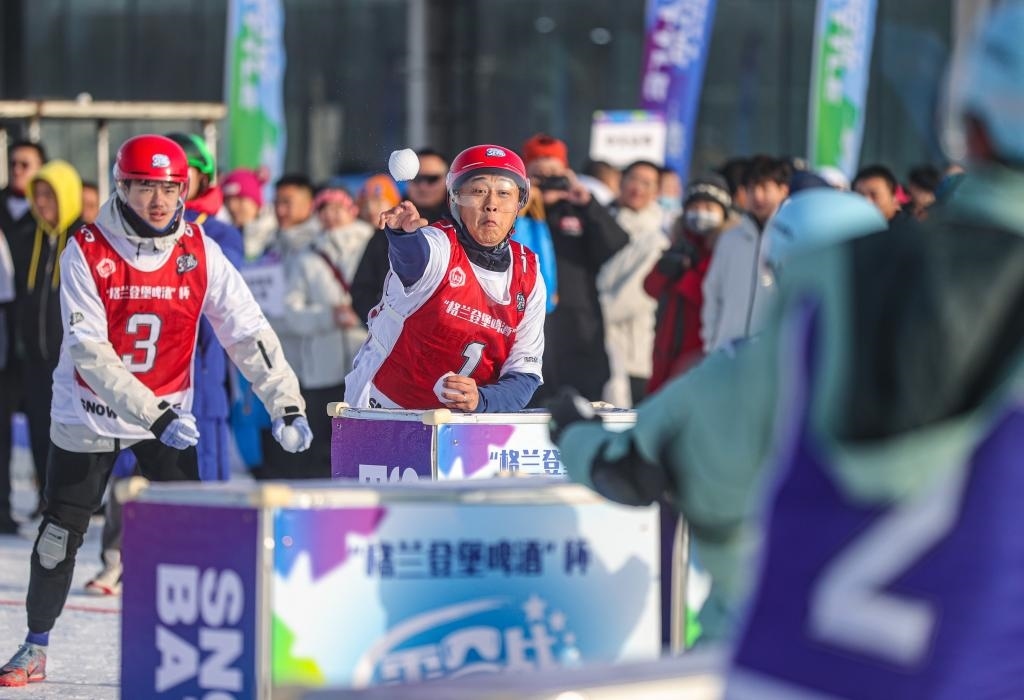 2024年12月30日，選手在“2024—2025遼寧省全民雪合戰(zhàn)冠軍賽”中“打雪仗”。新華社記者 潘昱龍 攝