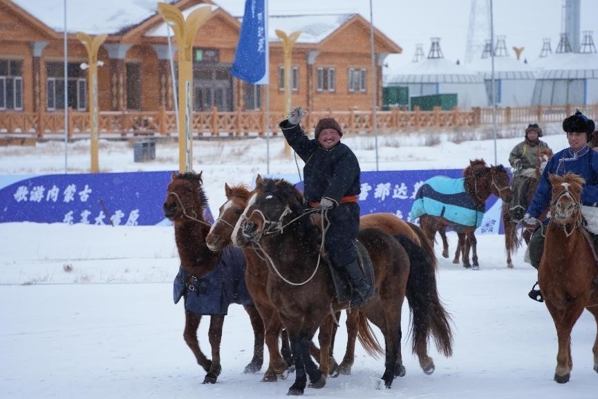 呼倫貝爾冰雪那達(dá)慕。人民網(wǎng)記者 趙夢(mèng)月攝