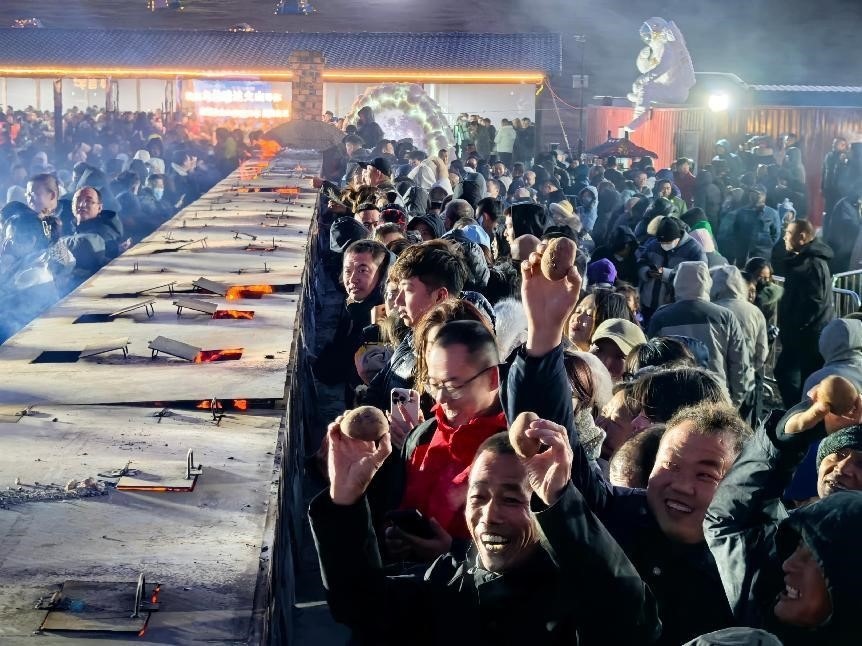 烏蘭哈達(dá)火山腳下“千人烤土豆”。人民網(wǎng)記者 苗陽(yáng)攝