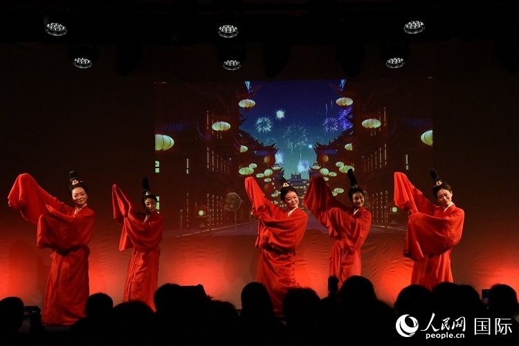 舞蹈《金蛇狂舞》。人民網(wǎng)記者 殷淼攝