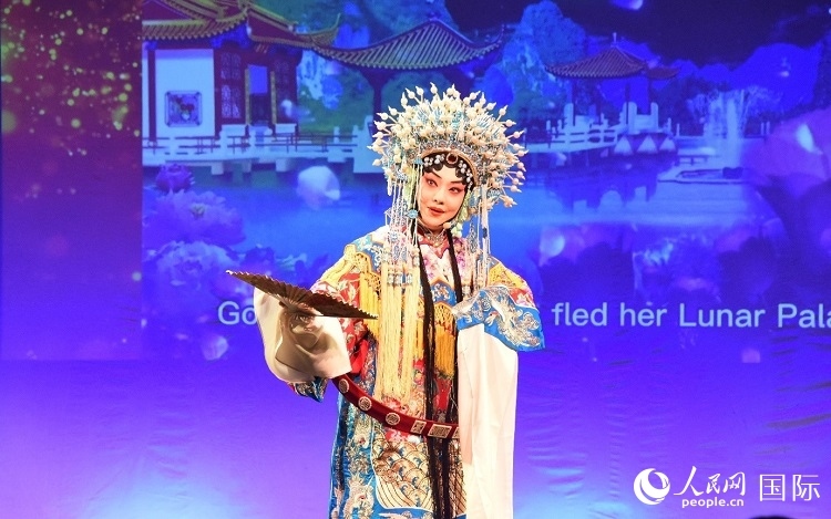 京劇經典選段《貴妃醉酒》。人民網(wǎng)記者 殷淼攝