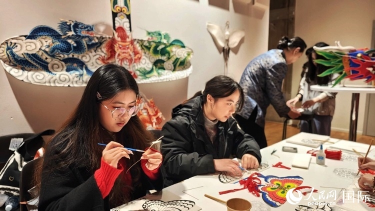 體驗非遺文化“制作小風箏”。人民網(wǎng)記者 殷淼攝