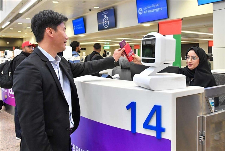 1月22日，迪拜免稅店聯(lián)合迪拜移民局向入境中國旅客贈送新年賀禮。迪拜移民局供圖