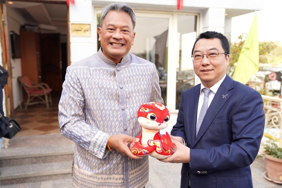 中國駐埃及使館參贊兼開羅中國文化中心主任張易向塔納瓦大使贈送2025“歡樂春節(jié)”吉祥蛇。開羅中國文化中心供圖