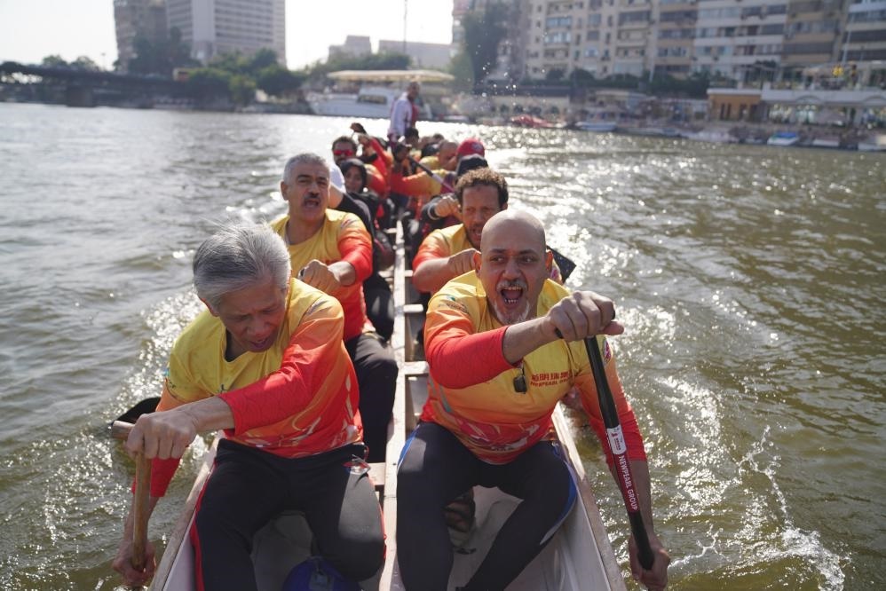 活動現(xiàn)場龍舟競技，共慶春節(jié)。開羅中國文化中心供圖