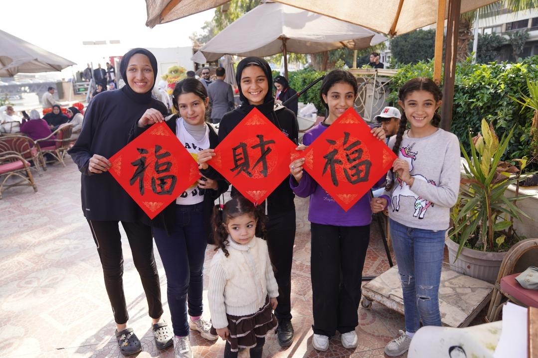 埃及民眾參與中國文化體驗活動。開羅中國文化中心供圖