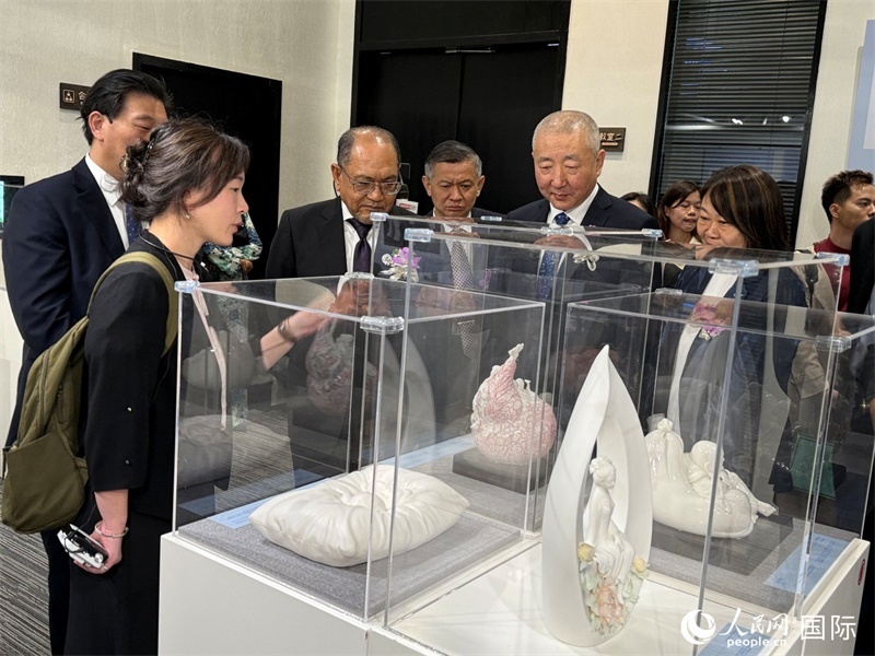 嘉賓在參觀展覽。 人民網(wǎng)記者 章念生攝