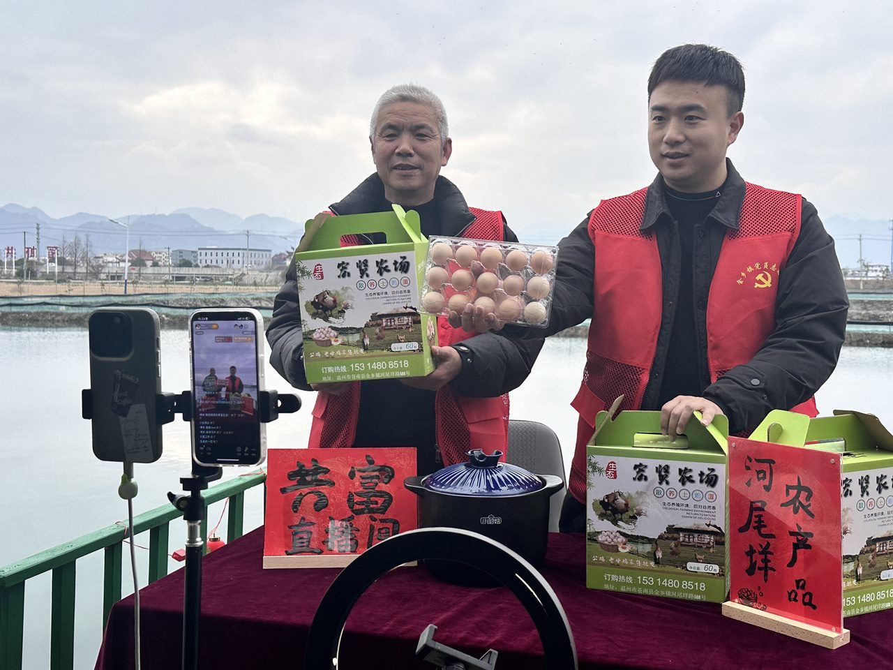 在蒼南金鄉(xiāng)鎮(zhèn)，永興、半浹連、河尾垟?shù)犬斈晔転牡呐R近村落，正連片建設美麗江南水鄉(xiāng)新景。圖為河尾垟村設在河邊的“共富直播間”。金鄉(xiāng)鎮(zhèn) 供圖