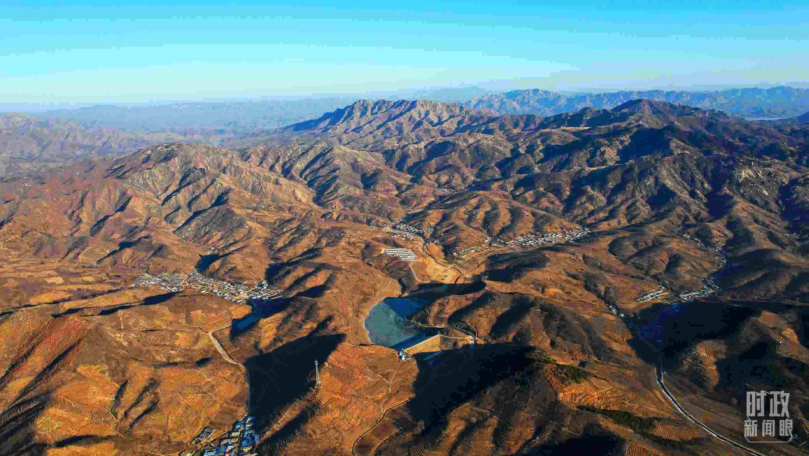 俯瞰祝家溝村。（總臺央視記者范凱拍攝）