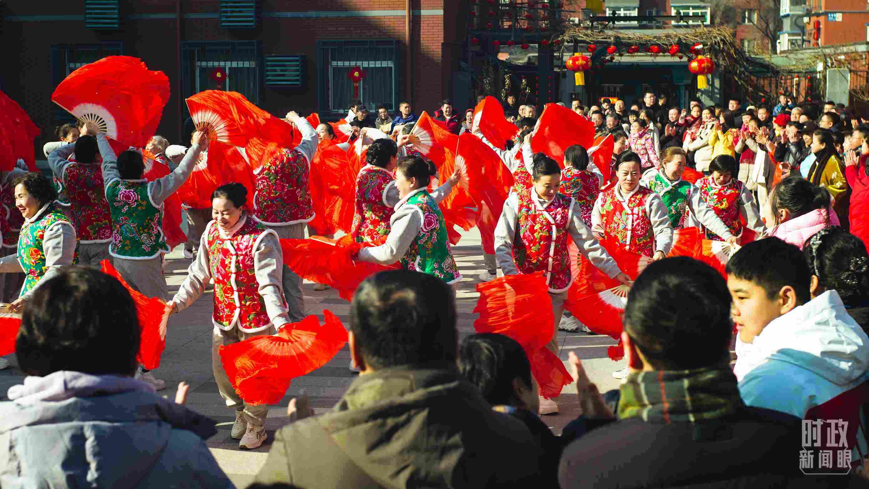 長安小區(qū)文化廣場上，居民們扭起歡快的秧歌。（總臺央視記者彭漢明拍攝）
