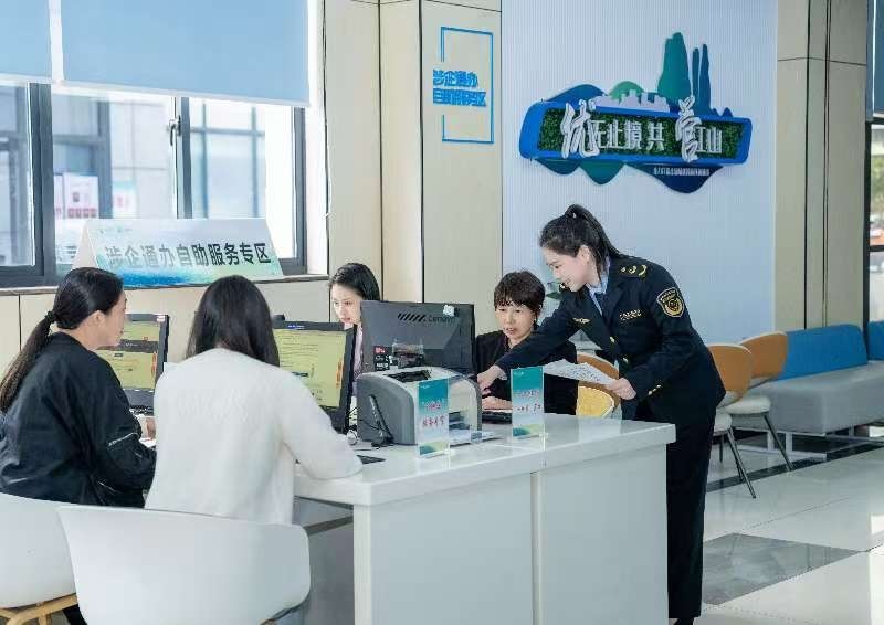 工作人員指導(dǎo)企業(yè)一次性完成信息填報(bào)。圖片來(lái)源：浙江衢州市市場(chǎng)監(jiān)督管理局