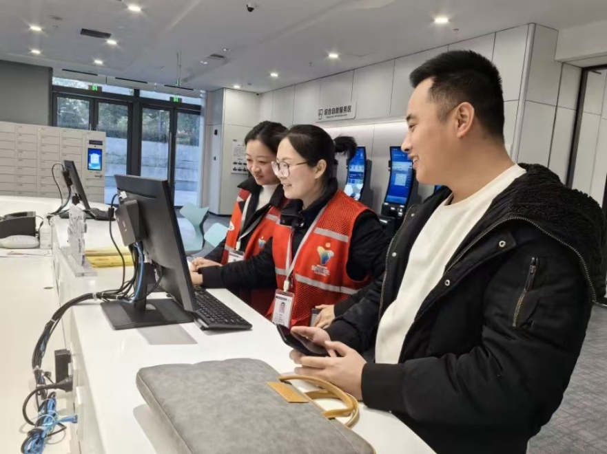 工作人員幫助企業(yè)辦理遷移申請(qǐng)網(wǎng)上填報(bào)。圖片來(lái)源：浙江衢州市市場(chǎng)監(jiān)督管理局