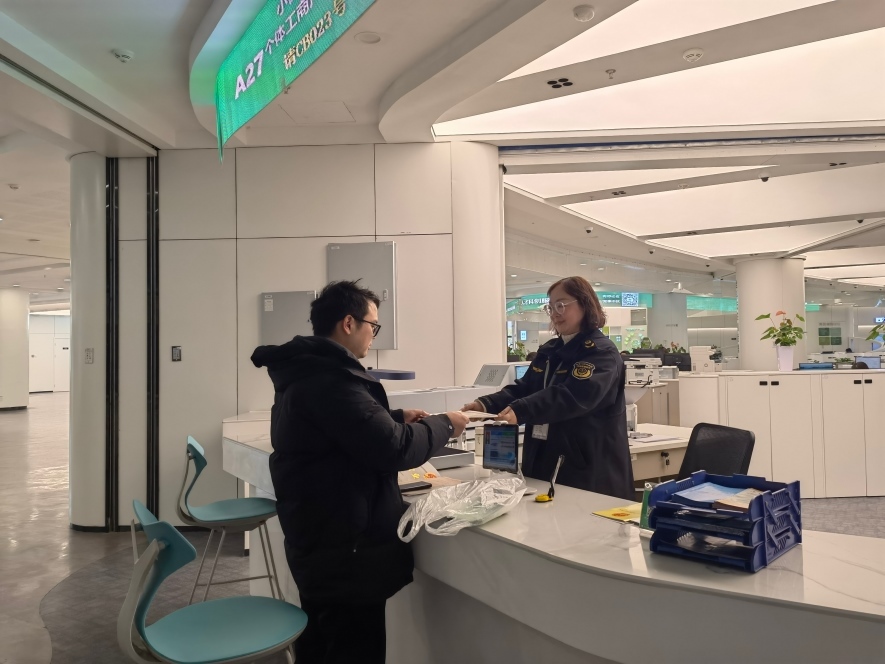 企業(yè)在出證窗口“一站式”領(lǐng)取變更后的營(yíng)業(yè)執(zhí)照。圖片來(lái)源：浙江衢州市市場(chǎng)監(jiān)督管理局