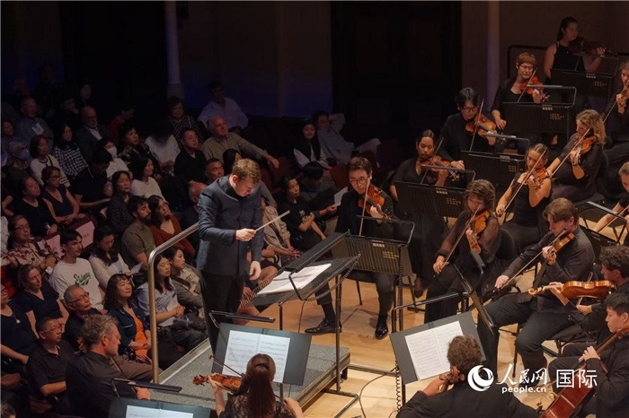 奧克蘭市政廳《空?！方豁懬莩霈F(xiàn)場(chǎng)。張波若攝