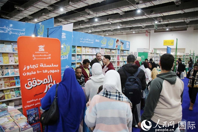 觀眾參觀書展展臺(tái)。人民網(wǎng)記者 黃培昭攝